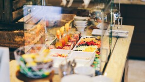 Un bufé con diversas opciones de comida y bebidas.