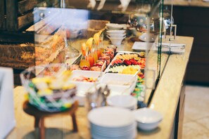 每日供應自助早餐 (每人 EUR20.00)