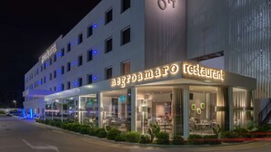 A hotel with a restaurant named Negroamaro, featuring a modern facade, multiple floors, and a well-lit entrance. - 8Piuhotel (Lecce)