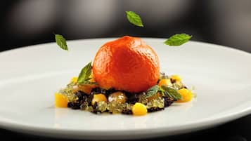 Un postre sobre un plato blanco con fondo oscuro.
