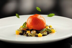 Un postre sobre un plato blanco con fondo oscuro.