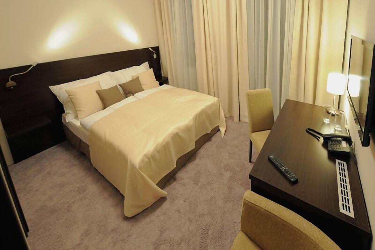 Economy Double Room | Premium bedding, pillowtop beds, minibar, in-room safe