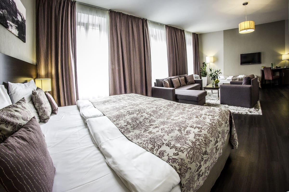 Luxe beddengoed, pillowtop-bedden, een minibar, een kluis op de kamer