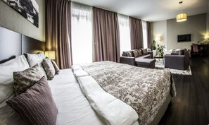 Ropa de cama de alta calidad, camas con pillow-top y minibar