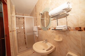 Twin Room | Bilik Mandi | Pancuran mandi, kelengkapan dandanan diri percuma, tuala disediakan 