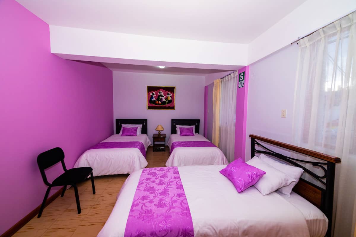 Habitación triple | Ropa de cama de alta calidad y edredón
