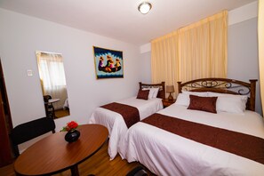 Twin kamer | Luxe beddengoed, donzen dekbedden, een kluis op de kamer