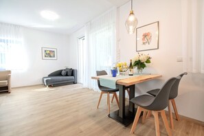 Suite – junior | Oppholdsområde | En 50-tommers TV med Parabol-TV