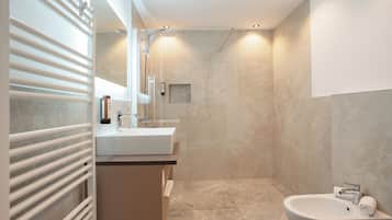 Rainfall showerhead, free toiletries, hair dryer, bidet