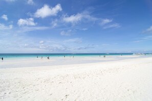 Plage, sable blanc, navette pour la plage, serviettes de plage