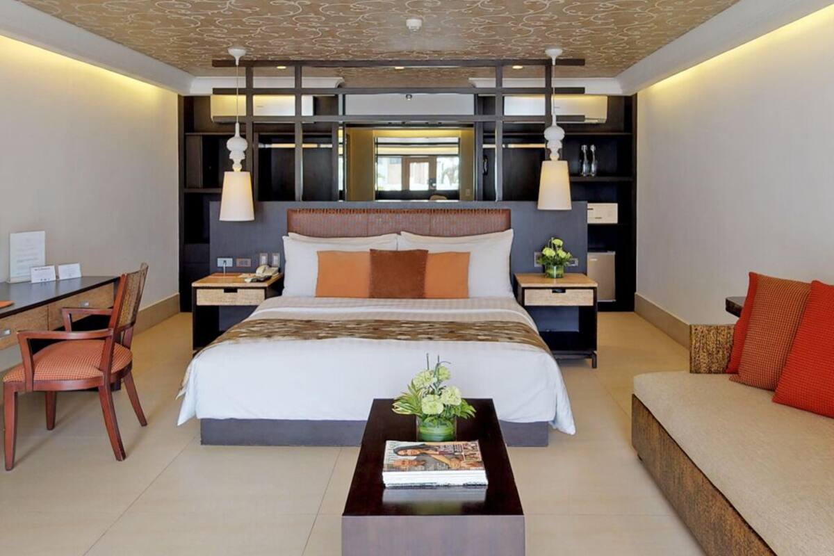 Premier Room, 1 King Bed | In-room safe, blackout drapes, WiFi (free)