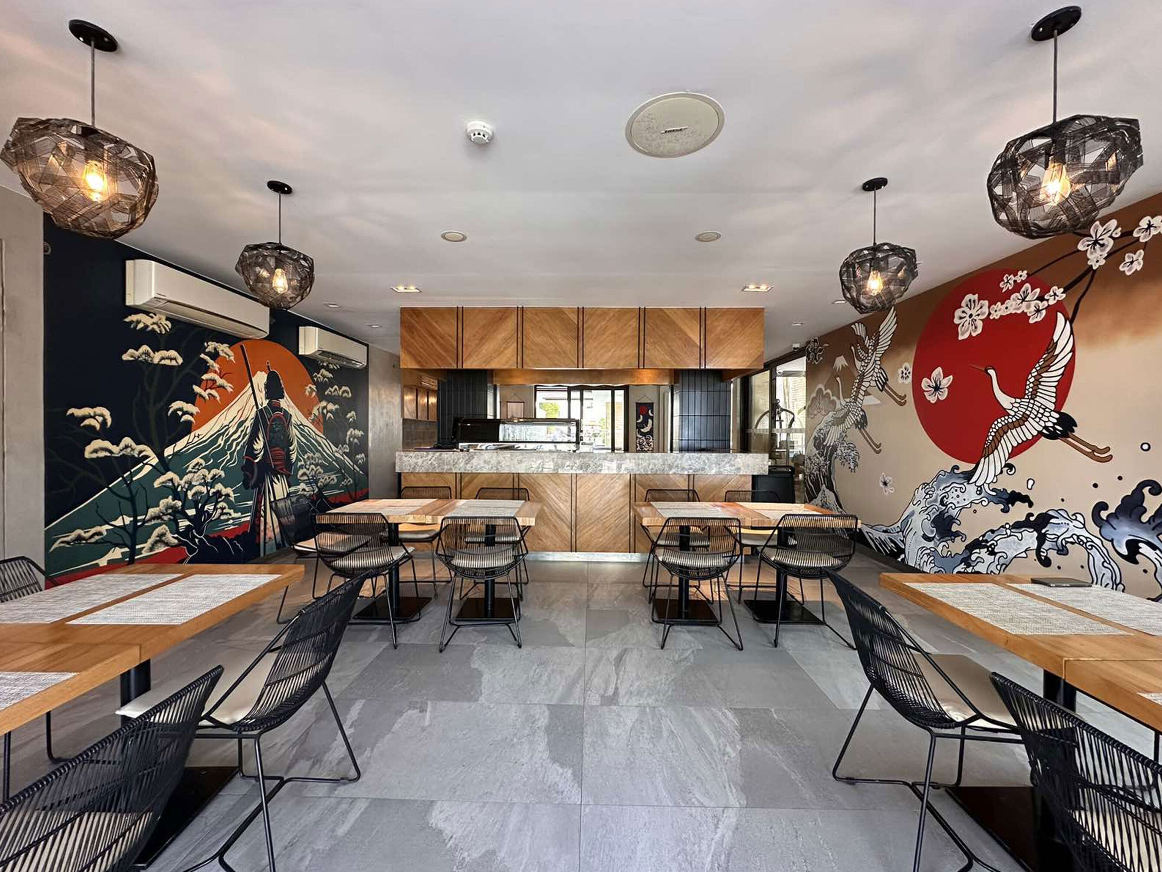 Un interior moderno con comedor, cocina y obras de arte.