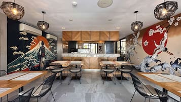 Un interior moderno con comedor, cocina y obras de arte.