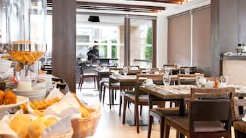 Päivittäinen buffetaamiainen (620 PHP per henkilö)