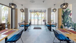 Frühstück, Mittagessen, internationale Küche, Blick auf den Strand 