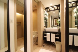 Buồng tắm vòi sen, máy sấy tóc, dép đi trong nhà
