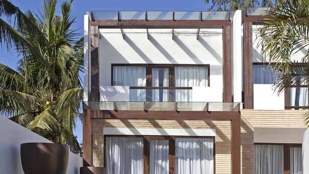 Un bâtiment moderne à deux étages, doté d’un escalier menant à une entrée abritée.