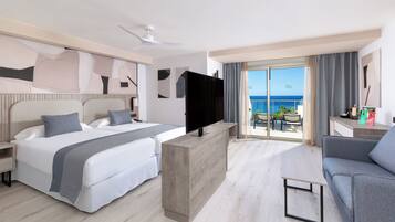 Tweepersoonskamer, balkon, uitzicht op zee | Een minibar, gratis wifi, beddengoed