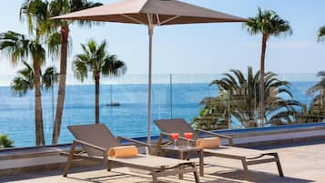 Utendørsbasseng og solsenger