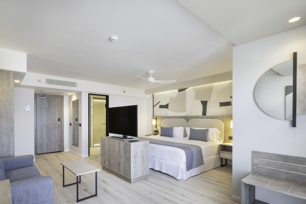 Minibar, free WiFi, bed sheets