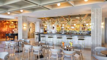 2 bars/lounges, een poolbar, een strandbar