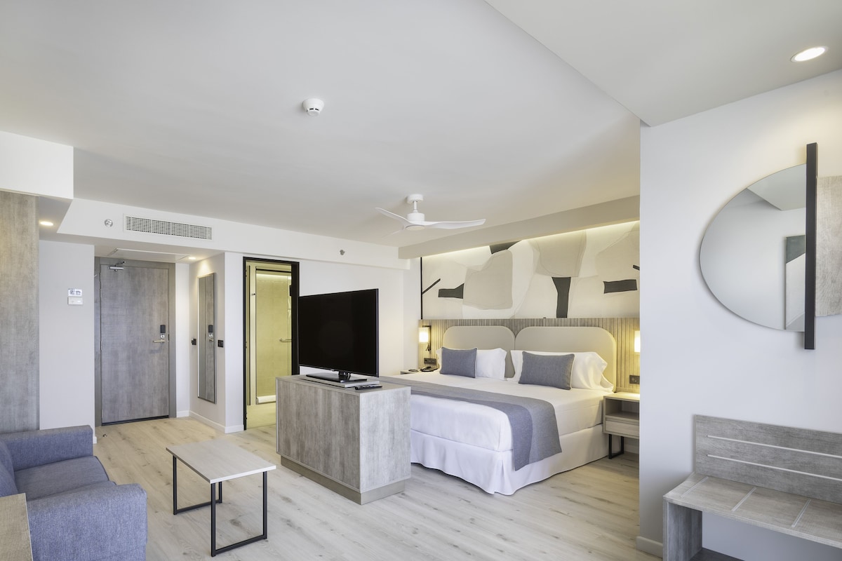 Minibar, free WiFi, bed sheets