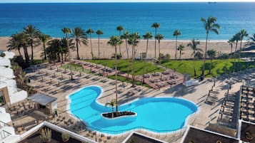 Una piscina al aire libre, tumbonas