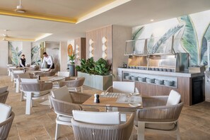 2 restaurantes; se sirven desayunos 