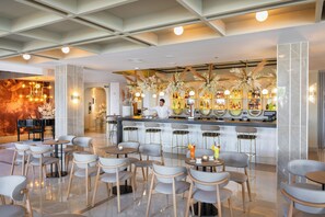 2 restaurants servant le déjeuner et le souper