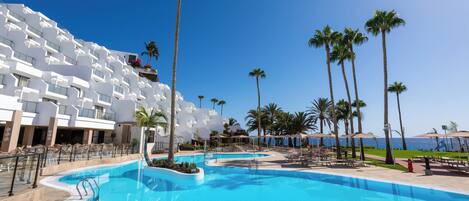 Kolam renang outdoor, dengan kursi berjemur