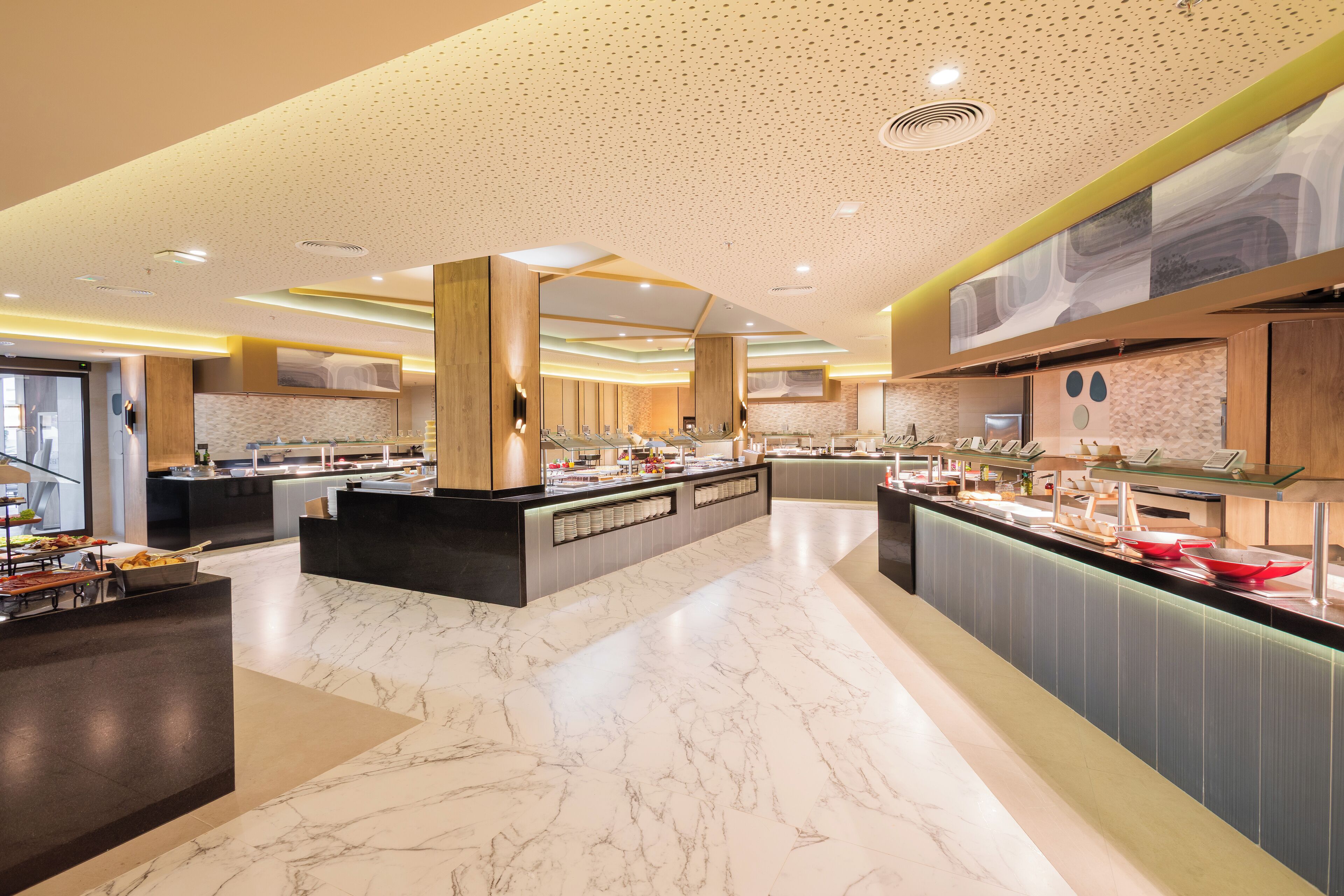 2 restaurants, breakfast served