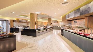 2 restaurantes; se sirven desayunos