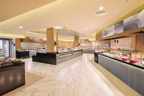 2 restaurants, breakfast served