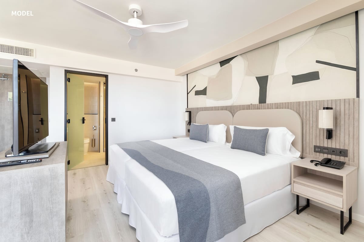 Minibar, free WiFi, bed sheets