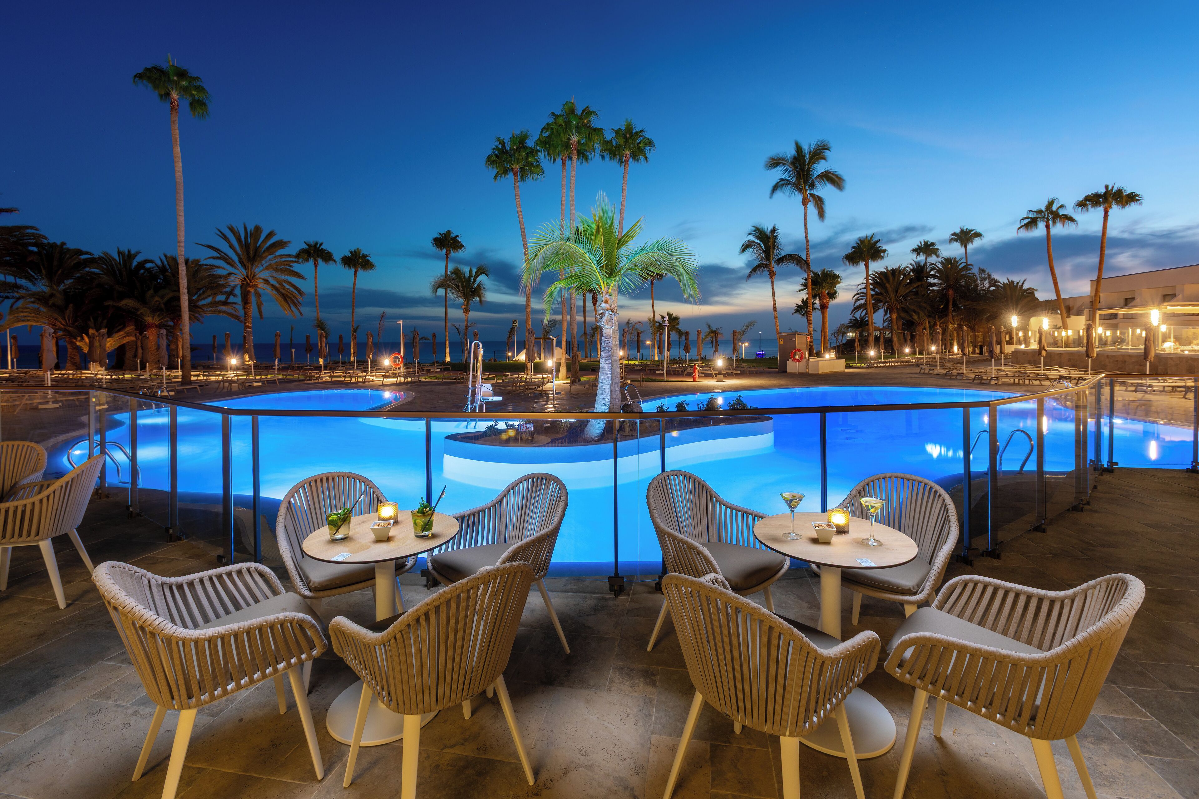 Quầy bar bên hồ bơi