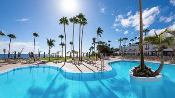 Outdoor pool, sun loungers