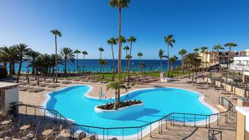 Utendørsbasseng og solsenger