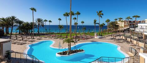 Piscine extérieure, chaises longues