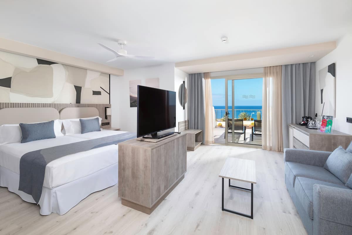 Double Room, Balcony, Sea View | Minibar, free WiFi, bed sheets