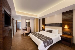 Deluxe Room, 1 Double Bed (24SQM) | Premium bedding, minibar, in-room safe, desk - Golden Tulip Srinagar (Srinagar)