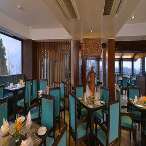 Coffee shop - Golden Tulip Srinagar (Srinagar)