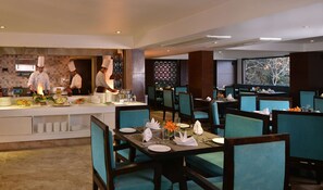 Free daily buffet breakfast - Golden Tulip Srinagar (Srinagar)