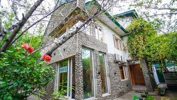 Vista frontal de la propiedad