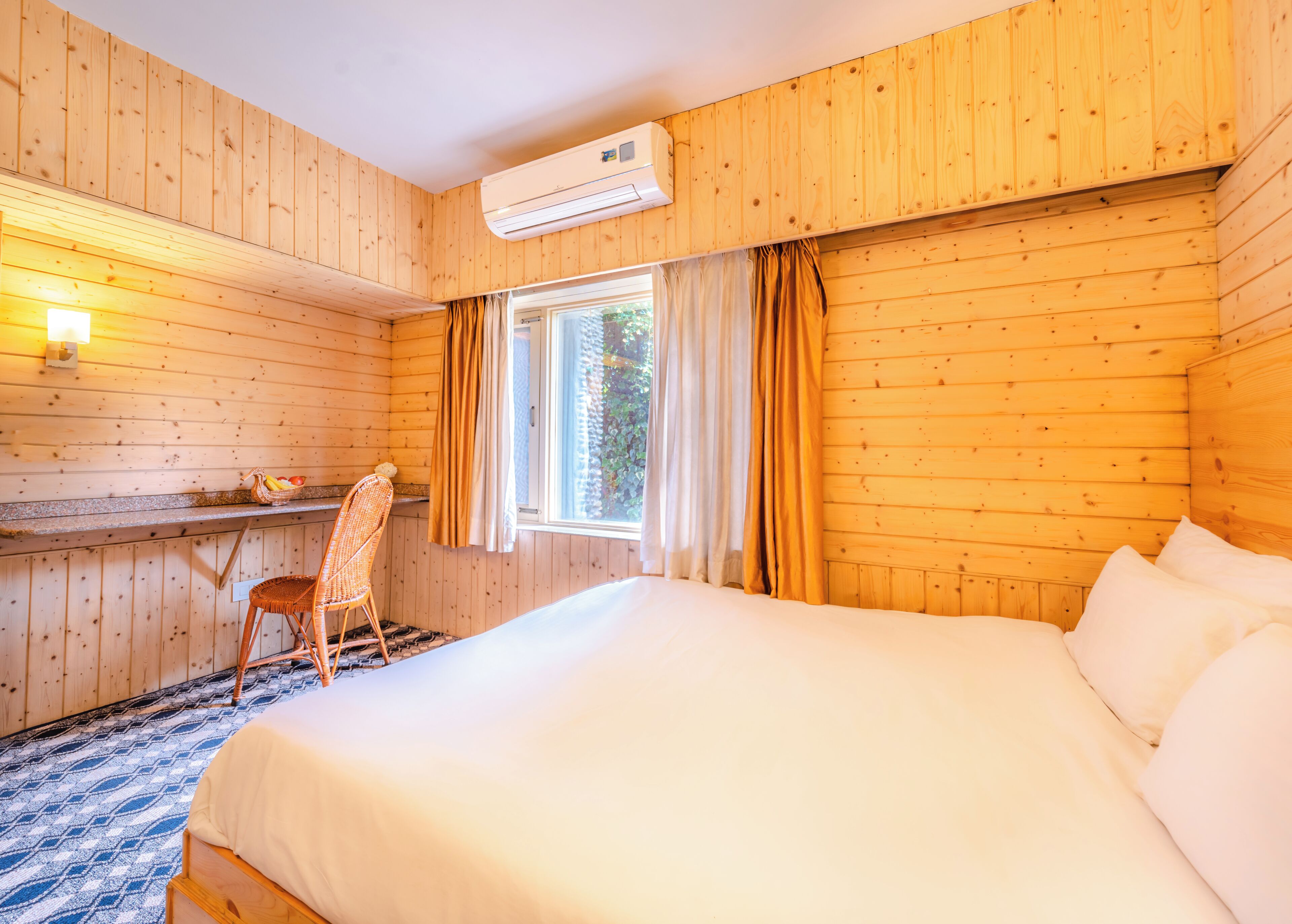 客房内保险箱、办公桌、隔音、熨斗/熨衣板