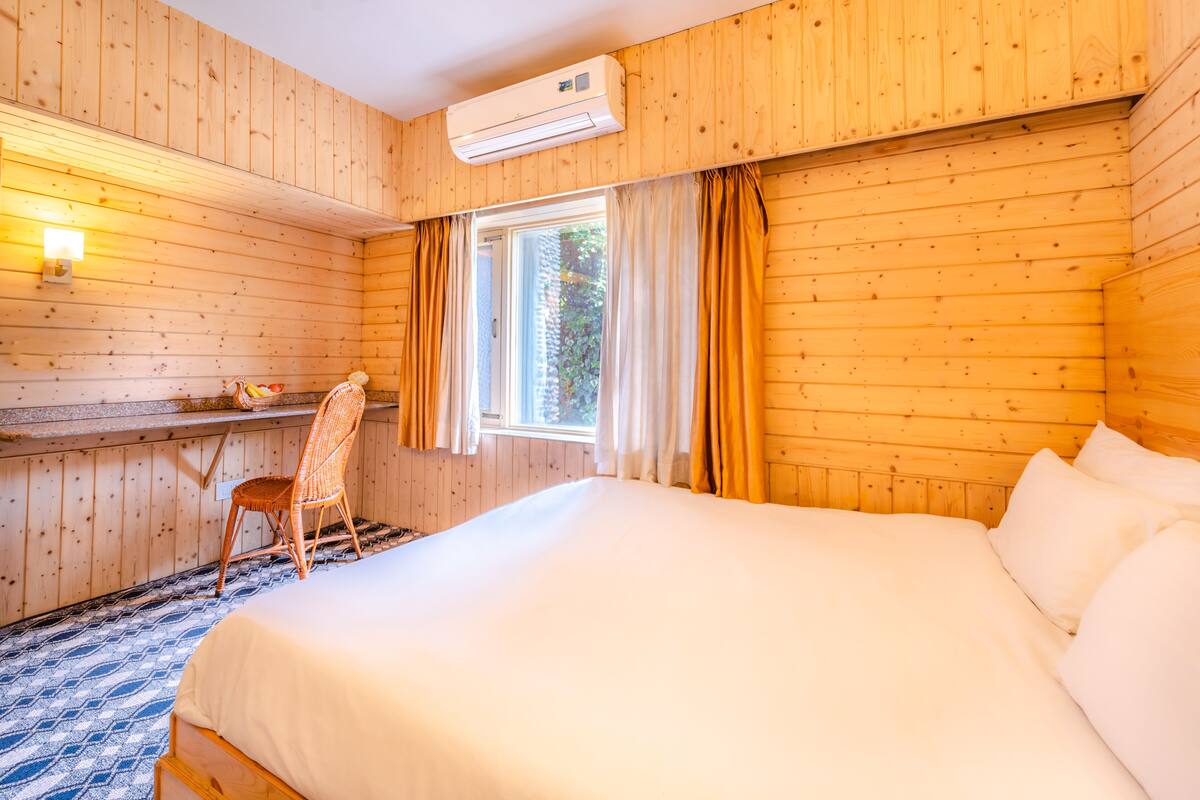 1 bedroom, in-room safe, desk, soundproofing
