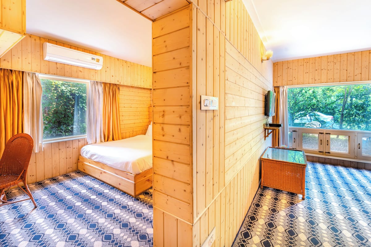 客房内保险箱、办公桌、隔音、熨斗/熨衣板