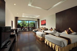 Superior driepersoonskamer, 3 eenpersoonsbedden | Een kluis op de kamer, een bureau, verduisterende gordijnen