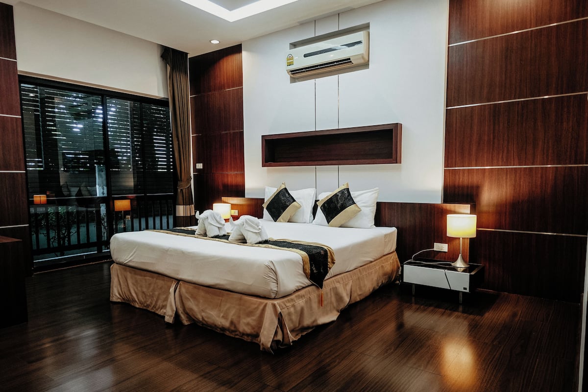 Deluxe Suite | In-room safe, desk, blackout drapes, soundproofing