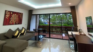 Superior Room Pet Friendly | リビング エリア | 40 インチの液晶テレビ (デジタル放送視聴可)、テレビ