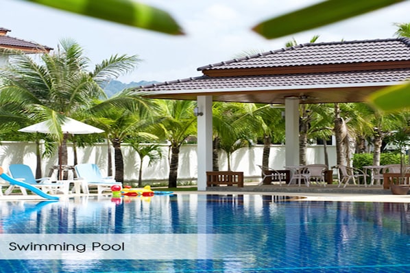 Piscina externa, espreguiçadeiras